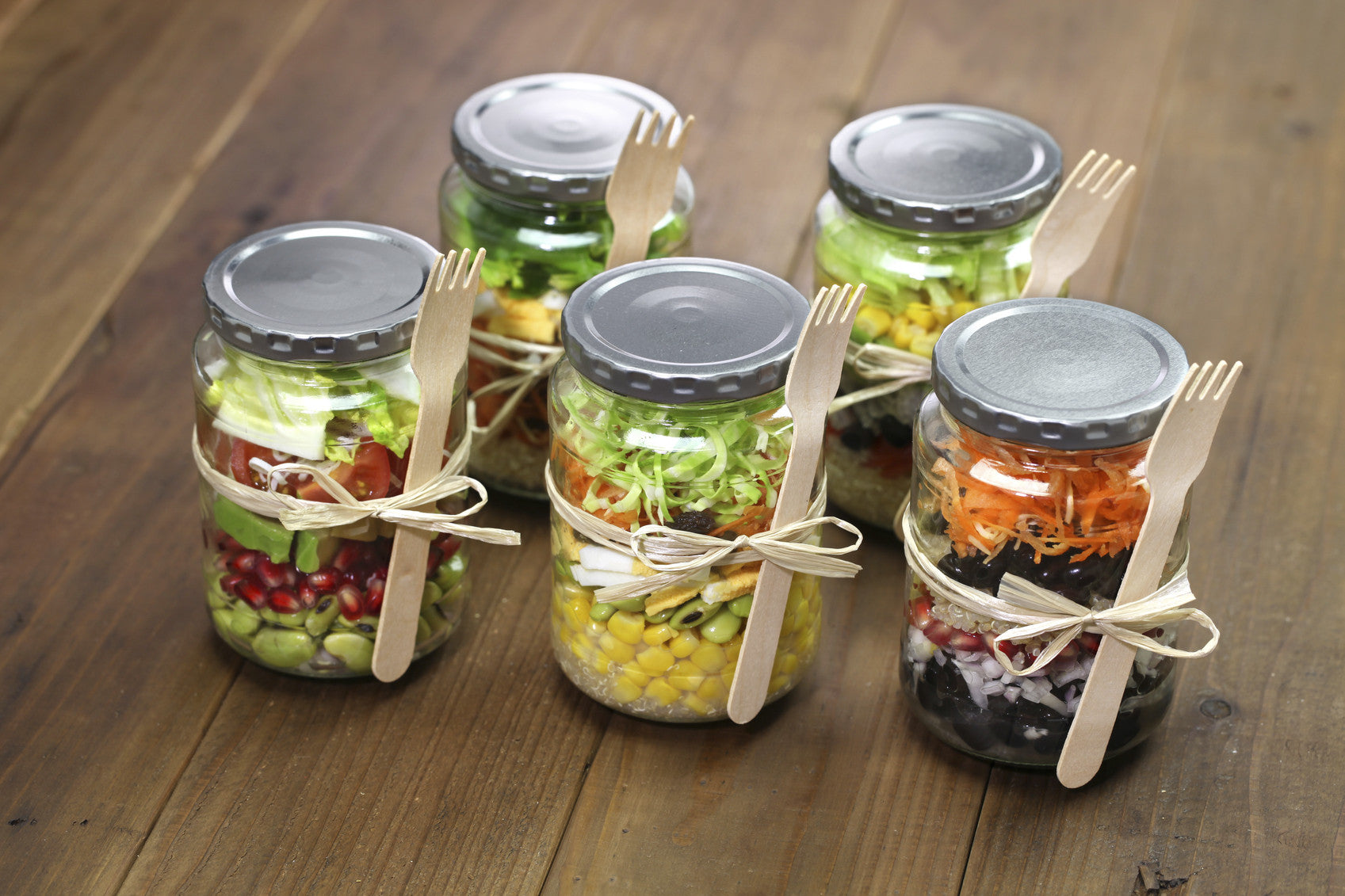 10 ensaladas que puedes llevar en un Mason Jar